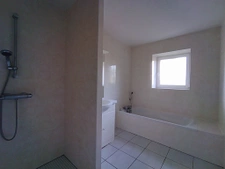 Maison en pierre avec grande dépendance et terrain 