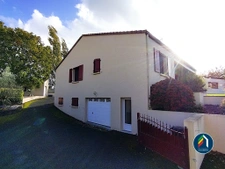 Maison familiale sur sous sol avec dépendances, garage et pi