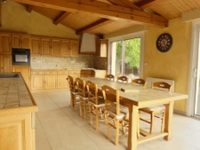 Maison familiale sur sous sol avec dépendances, garage et pi