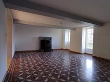 Maison en pierre avec grande dépendance et terrain 