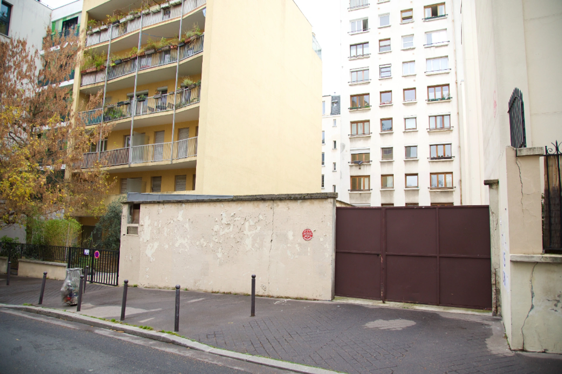 PARIS 75011 BOX parking SPACIEUX et BIEN SITUÉ (Rue Alexandre Dumas) 2