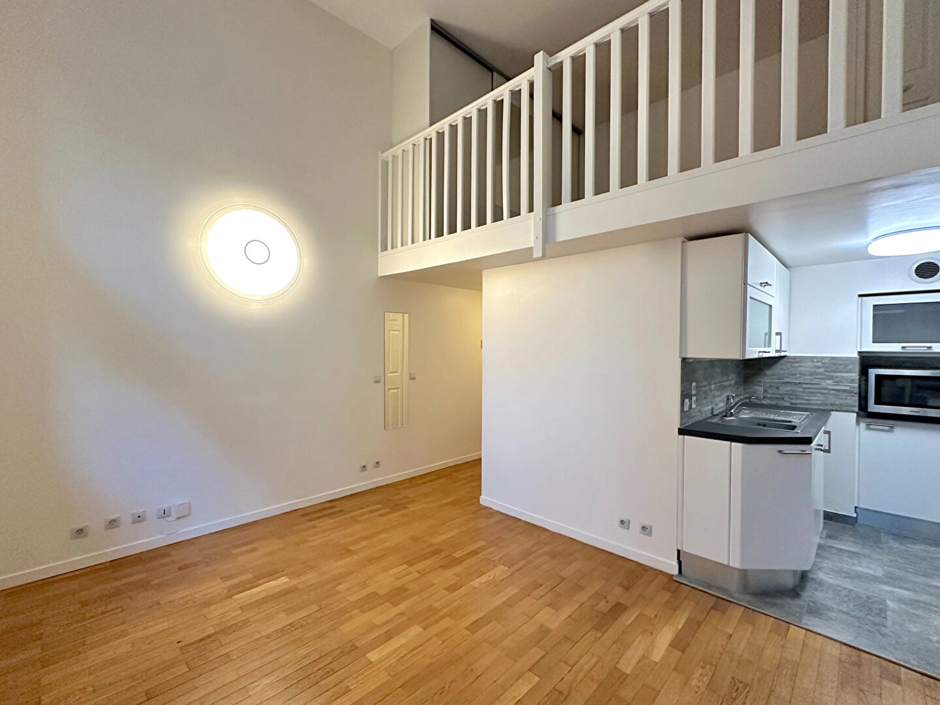 F2 en duplex loué vide - Courbevoie - Avenue de l'Arche 6