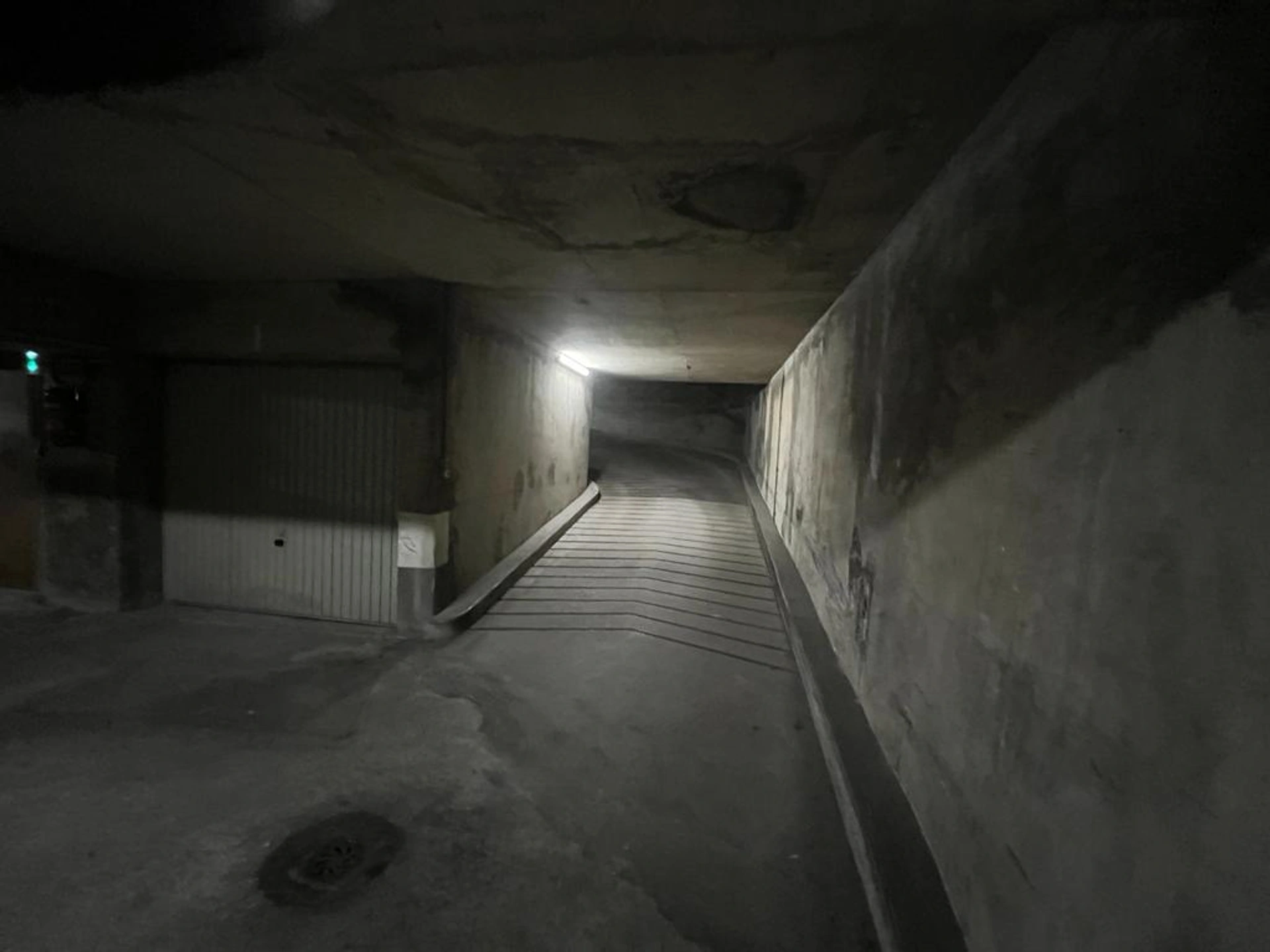 PARIS 15 - RUE DE LA PROCESSION - Emplacement de stationnement 3