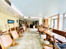 Immeuble de 350m2, salle bar, chambres, et appartement