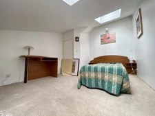 Immeuble de 350m2, salle bar, chambres, et appartement