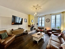 Six-bedroom house with living room and kitchen, located in t