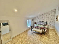 Six-bedroom house with living room and kitchen, located in t