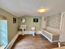 Six-bedroom house with living room and kitchen, located in t