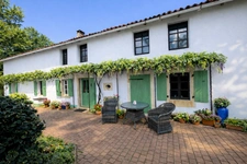 Woodland-Edge 4/5 Bedroom Home with Stunning Views, Pool & E