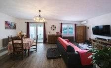 Villa traditionnelle 3 pièces, rénovée avec soin  avec garage sur grand terrain 