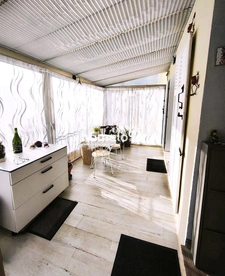 Villa traditionnelle 3 pièces, rénovée avec soin  avec garage sur grand terrain 