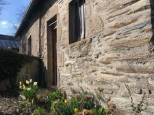 MAISON en pierres A RENOVER 4 PIECES 82m²-1500m² TERRAIN CLOS-TOITURES FAITES-ISOLATION COMMENCEE-DOUBLE VITRAGE-GARAGE-ABRI-TERRAIN DE PETANQUE-CALME-CHARME DE LA CAMPAGNE