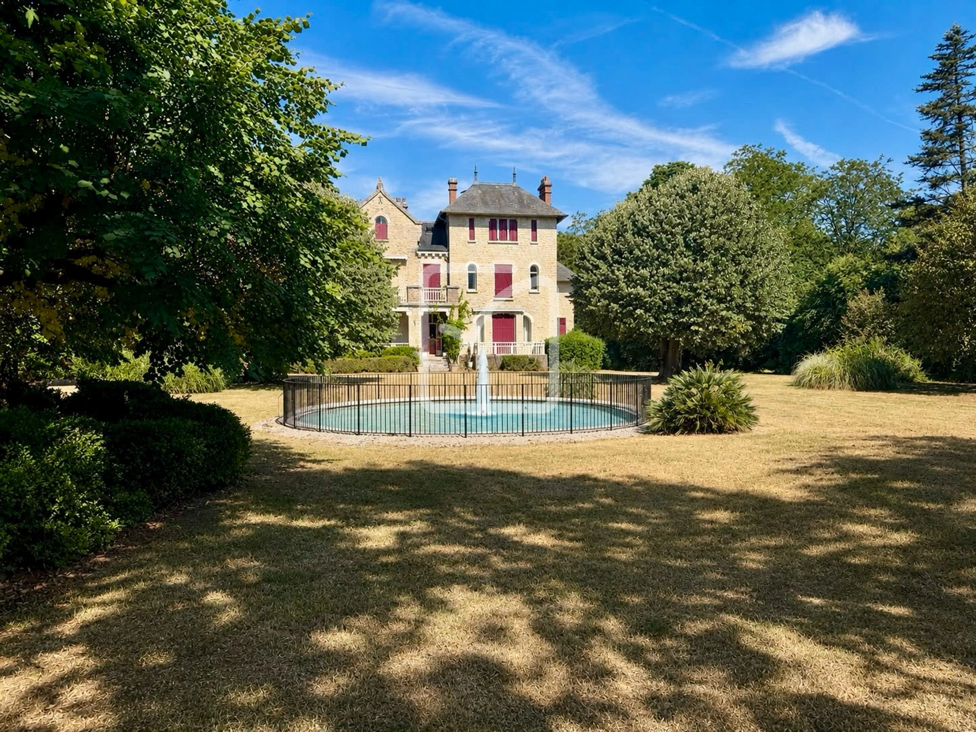 Maison 756 m² · à Hautefort · 756 m² · 790 000 €