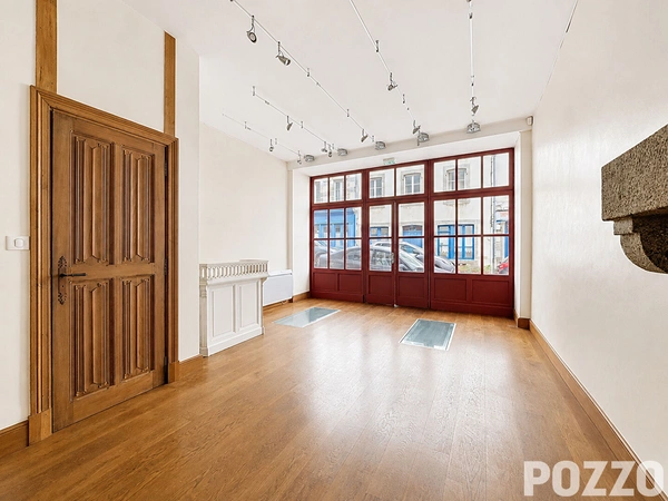 Local commercial rénové au coeur de la vieille ville de granville · 265 000 €