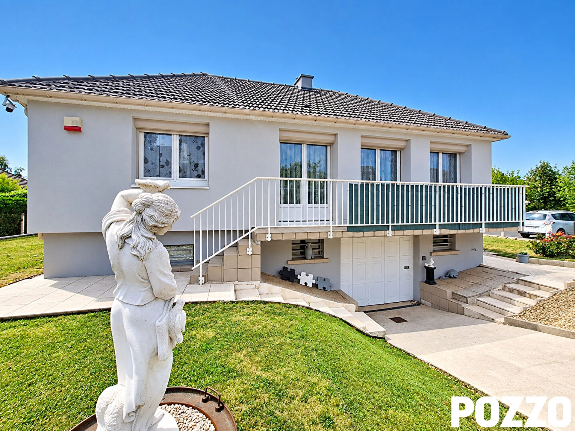 Jolie maison de plain-pied surélevé offrant un cadre de vie pratique et chaleureux. · à Soliers · 240 000 €