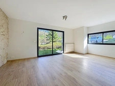 Propriété sur 10340 m² vue sur la Sure au calme, hangar, box...