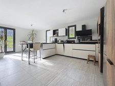 Propriété sur 10340 m² vue sur la Sure au calme, hangar, box...