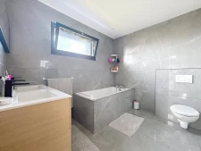 Rare à Coublevie, maison contemporaine avec piscine et vue d...