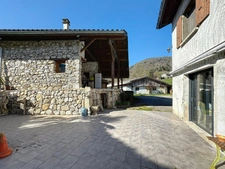 Propriété sur 10340 m² vue sur la Sure au calme, hangar, box...