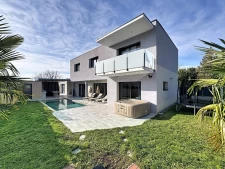 Rare à Coublevie, maison contemporaine avec piscine et vue d...