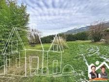 Terrain plat, constructible avec vue sur la Sure, au centre...