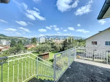 Maison  avec vue sur les montagnes, proche centre-ville, 3 chambres, grand garage et beau terrain