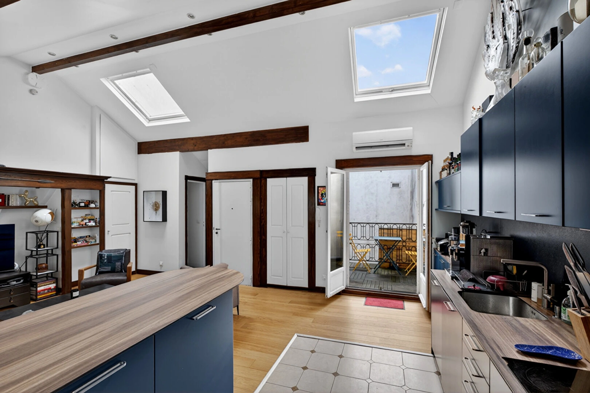 PARIS 2 EME- MONTORGEUIL- Dernier étage TERASSE 1