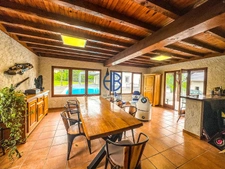 Propriété comprenant une maison dauphinoise, et des nombreuses dépendances.