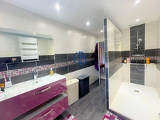 Propriété comprenant une maison dauphinoise, et des nombreuses dépendances.