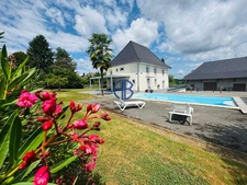 Propriété comprenant une maison dauphinoise, et des nombreuses dépendances.