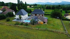 Propriété comprenant une maison dauphinoise, et des nombreuses dépendances.