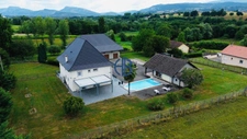 Propriété comprenant une maison dauphinoise, et des nombreuses dépendances.