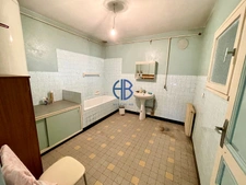 Maison de village à fort potentiel 226 m² habitables + 110m² dépendance + combles aménageables