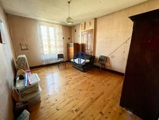 Maison de village à fort potentiel 226 m² habitables + 110m² dépendance + combles aménageables