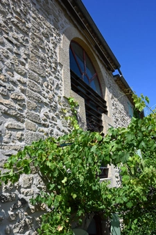 MAISON en PIERRES MEUBLEE + terrasse extérieure + fibre, 10 Minutes A7, et 30 Minutes Gare TGV