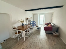 Maison de village avec petit terrain et place de parking