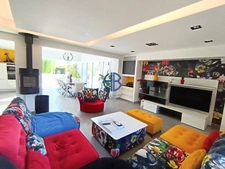 Villa de 240m2 + bâtiment annexe de 190m2+ terrain de 4000 m2 + piscine