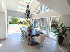 Villa de 240m2 + bâtiment annexe de 190m2+ terrain de 4000 m2 + piscine