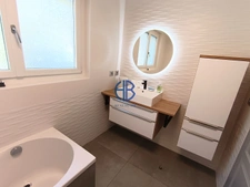 Villa de 240m2 + bâtiment annexe de 190m2+ terrain de 4000 m2 + piscine