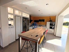 Villa de 240m2 + bâtiment annexe de 190m2+ terrain de 4000 m2 + piscine