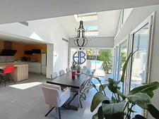 Villa de 240m2 + bâtiment annexe de 190m2+ terrain de 4000 m2 + piscine