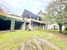À vendre : grange ? atelier avec fort potentiel, à rénover, en plein centre de Renage.
