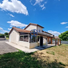 Maison T6 ROCHETOIRIN avec SPA, véranda lumineuse et cuisine d'été - 120m2 sur 1255m2 de terrain clos