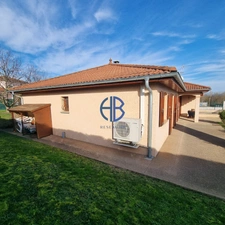 ROCHETOIRIN NOUVEAUTE ! Maison T4 de plain-pied avec jardin arboré et vue montagnes