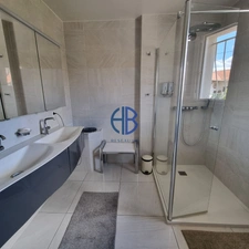 Maison T6 ROCHETOIRIN avec SPA, véranda lumineuse et cuisine d'été - 120m2 sur 1255m2 de terrain clos
