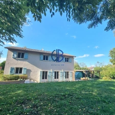 À VENDRE - ROCHETOIRIN - Élégante maison familiale de 159 m² sur parcelle de 1 200 m² paysagée