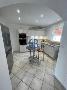 Maison T6 ROCHETOIRIN avec SPA, véranda lumineuse et cuisine d'été - 120m2 sur 1255m2 de terrain clos