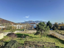 Rare, hauteur de Voiron, maison avec grange attenante, au ca...