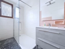 Vue montagnes, au calme, potentiel, grand terrain, sous-sol...