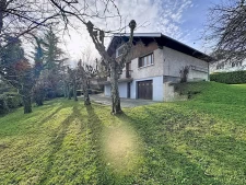 Vue montagnes, au calme, potentiel, grand terrain, sous-sol...